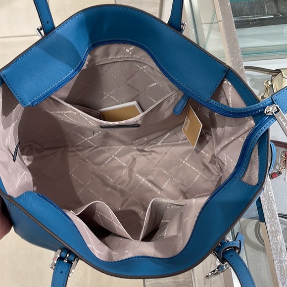 Michael Kors Gilly Large Drawstring Travel Leather Top Zip Tote
 Color: TEAL
NWT - Picture 10 of 16